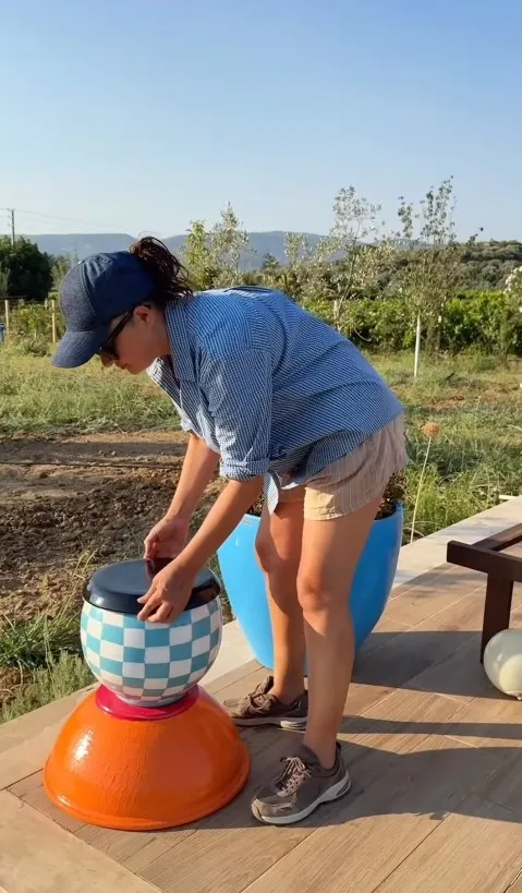 nurgul-yesilcay-saksilardan-bahce-lambaderi-yapti-1785833203458.jpg Nurgül Yeşilçay'ın el emeği çalışması: Pazardan topladığı saksılarla bahçe lambaderi tasarladı!-5