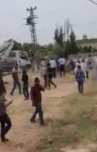 Borçları ödemedikleri için elektriği kesen ekipler ile köylüler kavga çıktı