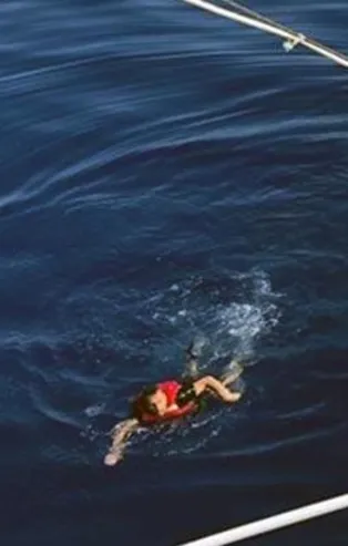 Son dakika: Düzensiz göçmenler açık denizde kontrolü kaybedince yolcu feribotuna sığındı