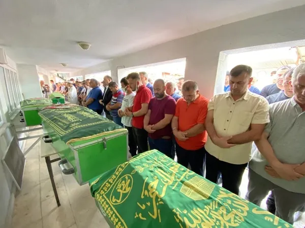bir-aile-kazada-yok-olmustu-gozyaslari-arasinda-son-yolculuklarina-ugurlandilar-1657023660554.jpg
