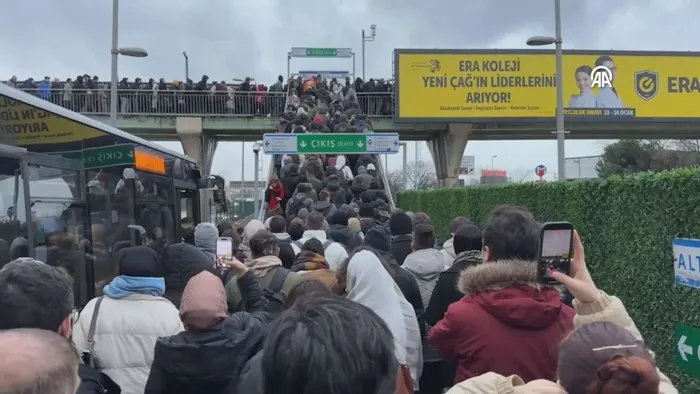 istanbulda-ulasim-yine-aksadi-metrobus-duraklari-tiklim-tiklim-1704872610291.jpeg