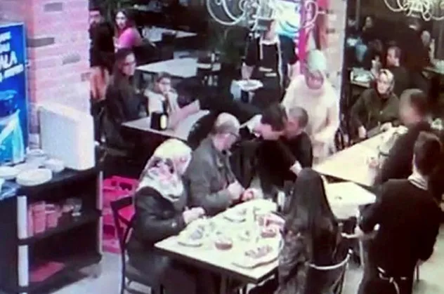 Bebek sandalyesine çarpan garsonu dakikalarca dövdüler! Akılalmaz olay