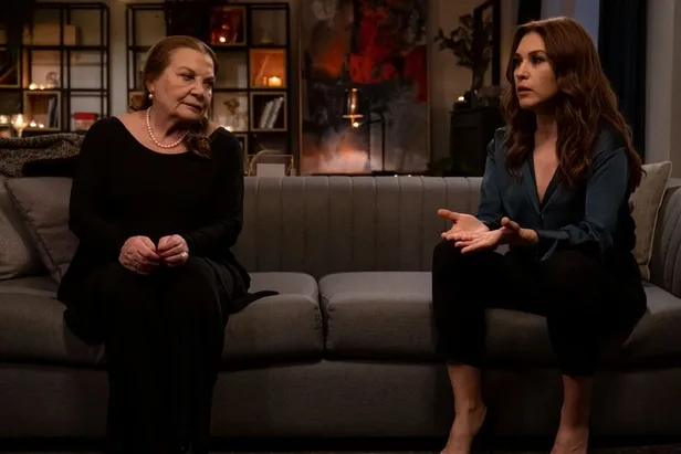 kizilcik-serbetinde-yasak-iliski-aileleri-ikiye-boluyor-omer-ve-kivilcim-aski-ortaliga-sacildi-esimin-annesind-1677177932977.jpg Kızılcık Şerbeti'nde yasak ilişki aileleri ikiye bölüyor! Ömer ve Kıvılcım aşkı ortalığa saçıldı! "Eşimin annesinden başka kadın mı yoktu?"-3