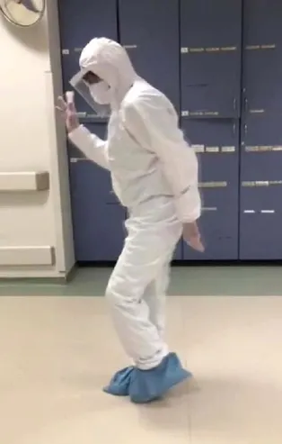 Koronavirüs hastasında iyileşme gören doktor Michael Jackson dansı yaptı