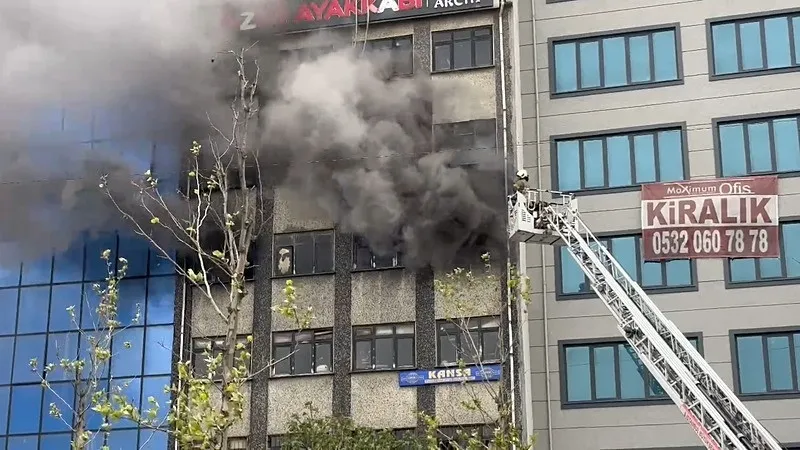 Sultangazi'de ayakkabı imalathanesinde yangın (DHA)