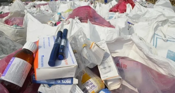 kuralina-uygun-bertaraf-edilmeyen-atik-ilaclar-cevre-icin-tehdit-olusturuyor-ilaclari-asla-cope-atmayin-1635170237849.jpg Kuralına uygun bertaraf edilmeyen atık ilaçlar çevre için tehdit oluşturuyor: İlaçları asla çöpe atmayın-6