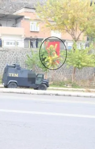 Diyarbakır'da istinat duvarına asılan PKK paçavrası polis ekiplerince indirildi!