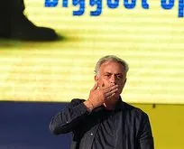 Jose Mourinho’nun imza töreninde ilginç anlar! Fenerbahçeli bir taraftar üstüne koştu | Takvim.com.tr o anları kaydetti