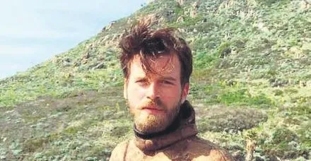 Ünlü oyuncu Kıvanç Tatlıtuğ okyanusta sörf yaptı!