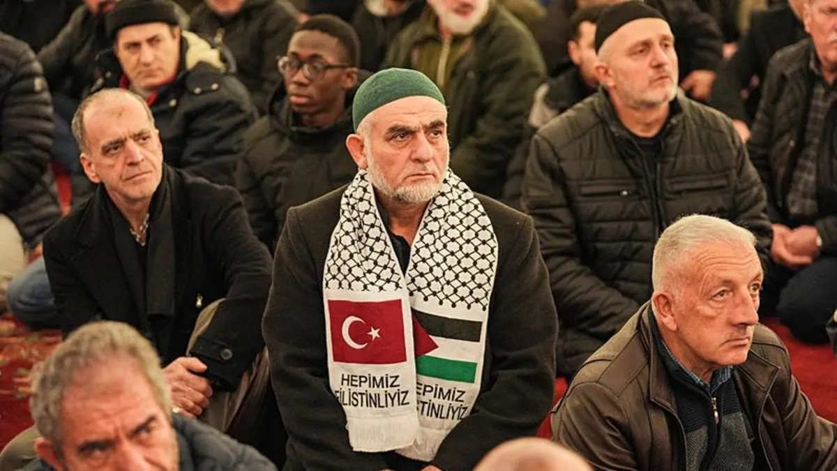 Regaip Kandili'nde eller dua için açıldı