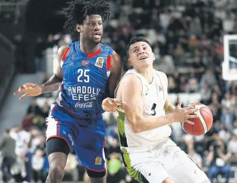 Efes yeniden zirvede