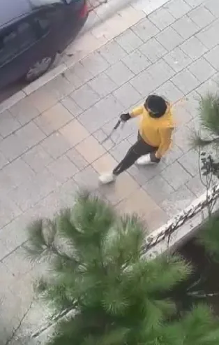Küçükçekmece'de kılıçla gezen şahıs endişeye yol açtı! Başak Cengiz'in acısı henüz tazeyken...