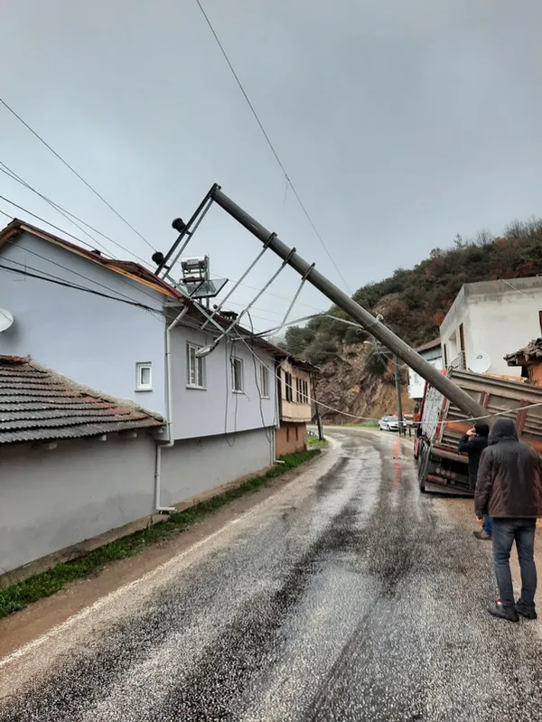 tir-kontrolu-kaybetti-once-elektrik-diregini-devirdi-sonra-evin-duvarina-carpti-1616573380163.jpg TIR kontrolü kaybetti! Önce elektrik direğini devirdi sonra evin duvarına çarptı-8