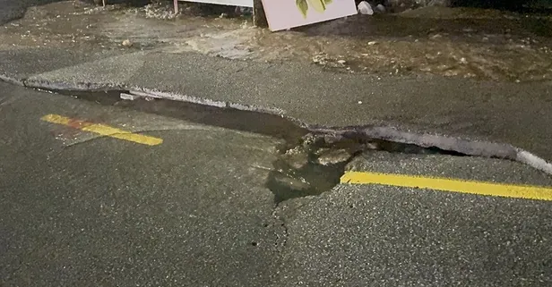 Bodrum'da ana su hattı patladı, yol çöktü! Tonlarca su boşa aktı
