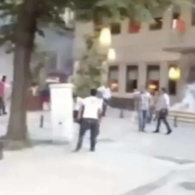 Anneme küfretti dayanamadım