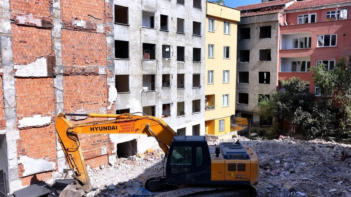 İstanbul'da dönüşüm hızlandı! Bakan Kurum duyurdu: 67 bina aynı anda yenileniyor
