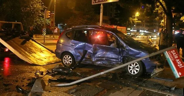 Son dakika: Kadıköy’de iki otomobil çarpıştı, 3 kişi yaralandı