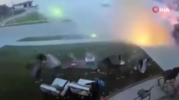 hava-fisek-patlatirken-ortalik-savas-alanina-dondu-abdde-dehset-anlari-1657144202747.jpeg