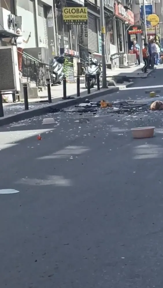 esinin-tutuklandigini-ogrenen-kadin-eline-ne-gectiyse-pencereden-atti-1658045166036.jpg Eşinin tutuklandığını öğrenen kadın eline ne geçtiyse pencereden attı-3