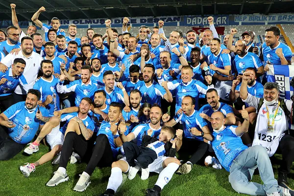 buyuksehir-belediye-erzurumspor-super-lige-cikma-basarisini-gosterdi-1595091726765.jpg Büyükşehir Belediye Erzurumspor, Süper Lig'e çıkma başarısını gösterdi-2