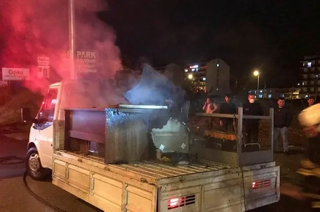 Kırıkkale'de korku dolu anlar! Mobilya malzemeleri taşıyan pikap seyir halinde alev alev yandı