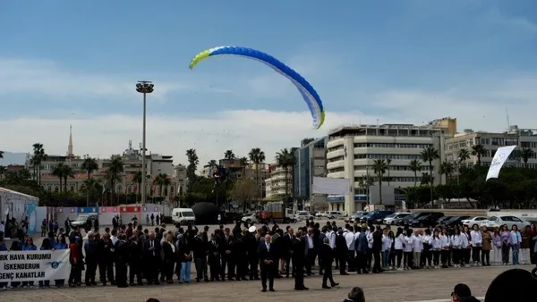korku-dolu-anlar-yamac-parasutcusu-protokolun-uzerine-dustu-1650024997782.jpg Korku dolu anlar! Yamaç paraşütçüsü protokolün üzerine düştü-2