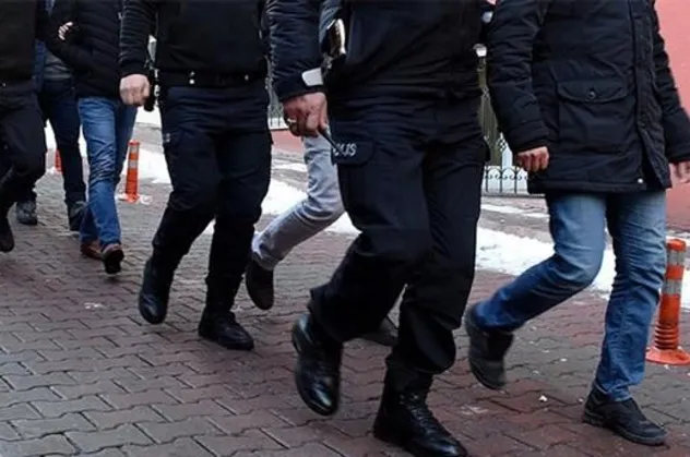 Son dakika: FETÖ'nün TSK yapılanmasına yönelik İzmir merkezli operasyonda 62 tutuklama