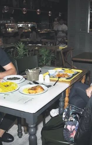 Ezgi Mola sevgilisi Mustafa Aksakallı ile görüntülendi