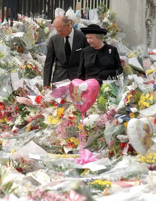 ingiliz-medyasi-bu-fotograflarin-farkini-konusuyor-diana-ve-elizabeth-iki-kraliyet-olumu-iki-farkli-manzara-1663059536623.jpg İngiliz medyası bu fotoğrafların farkını konuşuyor: Diana ve Elizabeth iki kraliyet ölümü iki farklı manzara-2