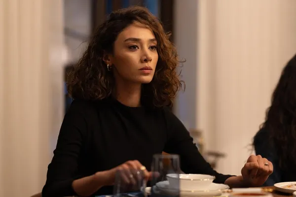 safirin-9-bolumune-dair-detaylar-ortaya-cikti-kaderle-savasirsan-o-da-seninle-savasir-1698414069862.jpg Safir’in 9. bölümüne dair detaylar ortaya çıktı: Kaderle savaşırsan o da seninle savaşır!-5