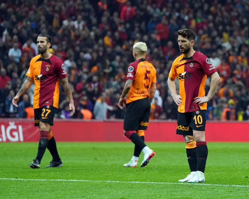 Galatasaray'da büyük temizlik! O isimlerle yollar ayrılıyor - 10