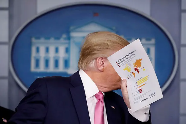 ABD Başkanı Donald Trump'ın elindeki Koronavirüs haritasında Türkiye detayı!-2