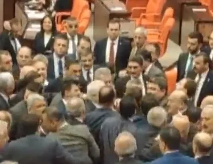 Meclis’te kavga! CHP’liler AK Partililerin üzerine yürüdü