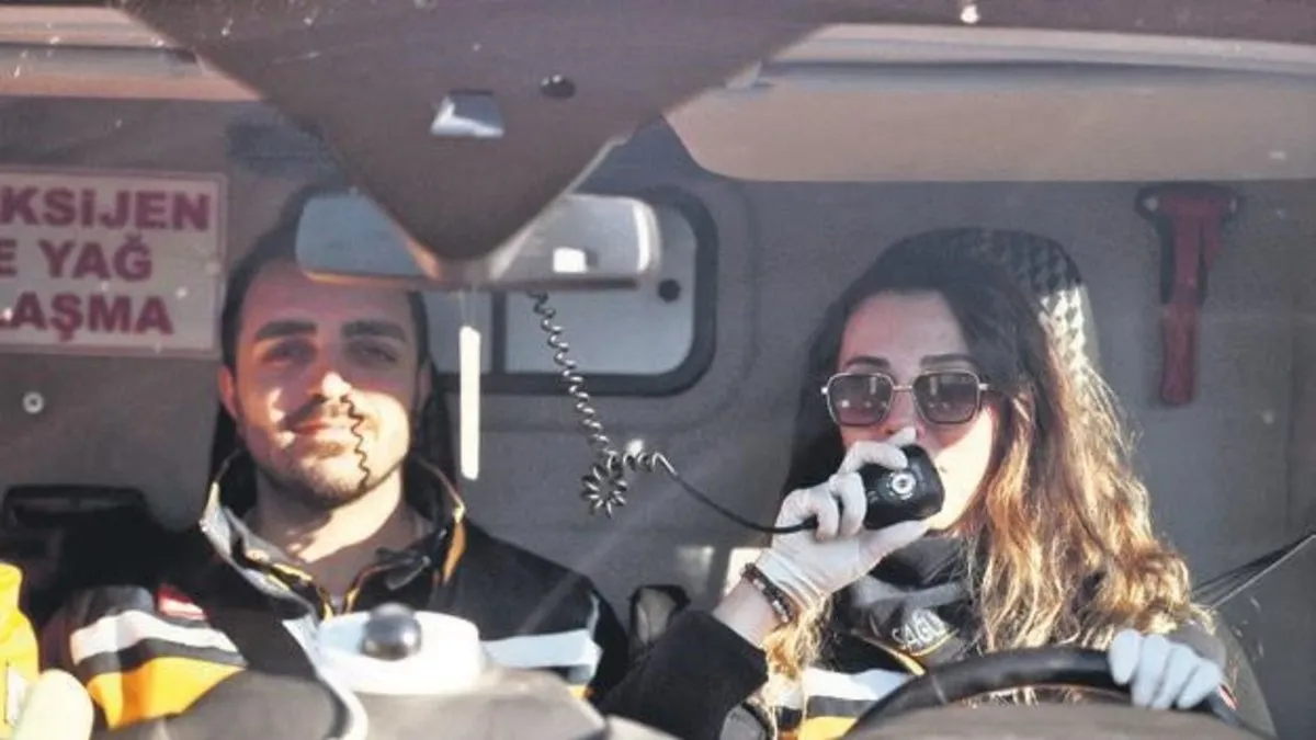 Kadın paramedik ambulans şoförü hayat kurtarmak için saniyelerle yarışıyor