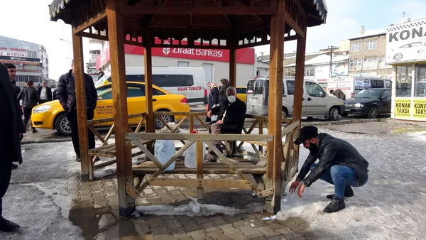 gunun-en-guzel-fotografi-van-erciste-kucuk-cocuk-sokak-kopegini-soguk-havada-sirtina-alip-tasidi-1643796255178.jpg Günün en güzel fotoğrafı! Van Erciş'te küçük çocuk sokak köpeğini soğuk havada sırtına alıp taşıdı-8