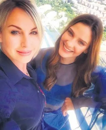 Güzelliğini annesinden almış! Ünlü oyuncu Alina Boz'un annesi herkesi büyüledi-1