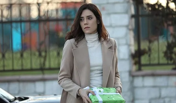 Sadakatsiz fokur fokur kaynıyor Kanal D baş edemedi bavulunu eline verdi! Sadakatsiz artık nefes alamıyor şimdi de başrol...-3