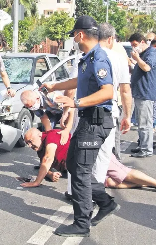 İnsanlık yerlerde! Antalya’da genç kadın motosikletliye çarptı! Meraklı kalabalık o anları sosyal medyada yayınladı