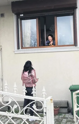 Kutsi’nin aşkı Feyza Çıpa'dan alkışlık hareket! 65 yaşındaki oyuncu Nilgün Kasapbaşoğlu’na destek oldu