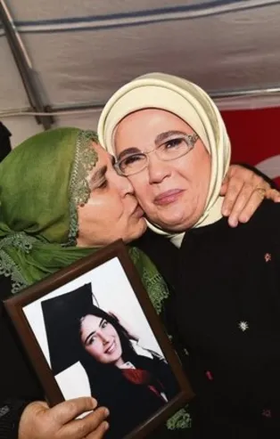 Emine Erdoğan'dan evlat nöbetindeki ailelere destek: Annelerin eylemi terörün kalbine ok gibi saplandı