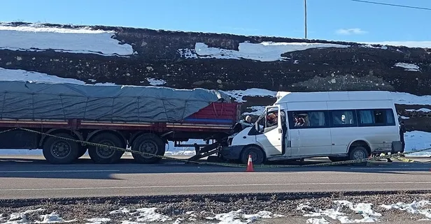 Kayseri'de öğrenci servisi TIR'a arkadan çarptı: Ölü ve yaralılar var