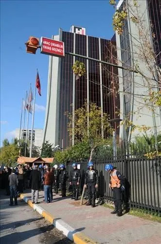 AK Partililerden Oktay Ekşi’ye protesto