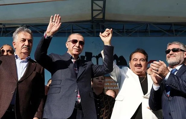 ibrahim-tatlises-sanliurfada-baskan-erdogana-sevgisini-anlatti-bize-cumhurbaskanimiz-yeter-gerisi-te-go-ti-ci-1670077134434.jpeg Şanlıurfa Gençlik Buluşması'nda mest eden düet! Başkan Erdoğan ve İbrahim Tatlıses 'Urfalıyam ezelden' parçasını seslendirdi-2