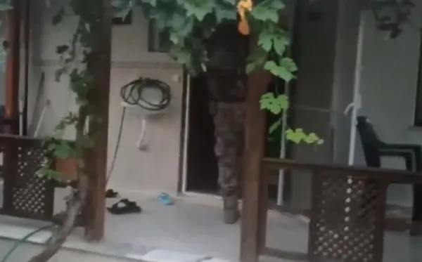 sehidimizin-kani-yerde-kalmadi-3-terorist-yakalandi-1663440221110.jpg İnfaz koruma memuru Cengiz Yiğit'in şehit olduğu saldırının failleri Bursa'ya getirildi-10