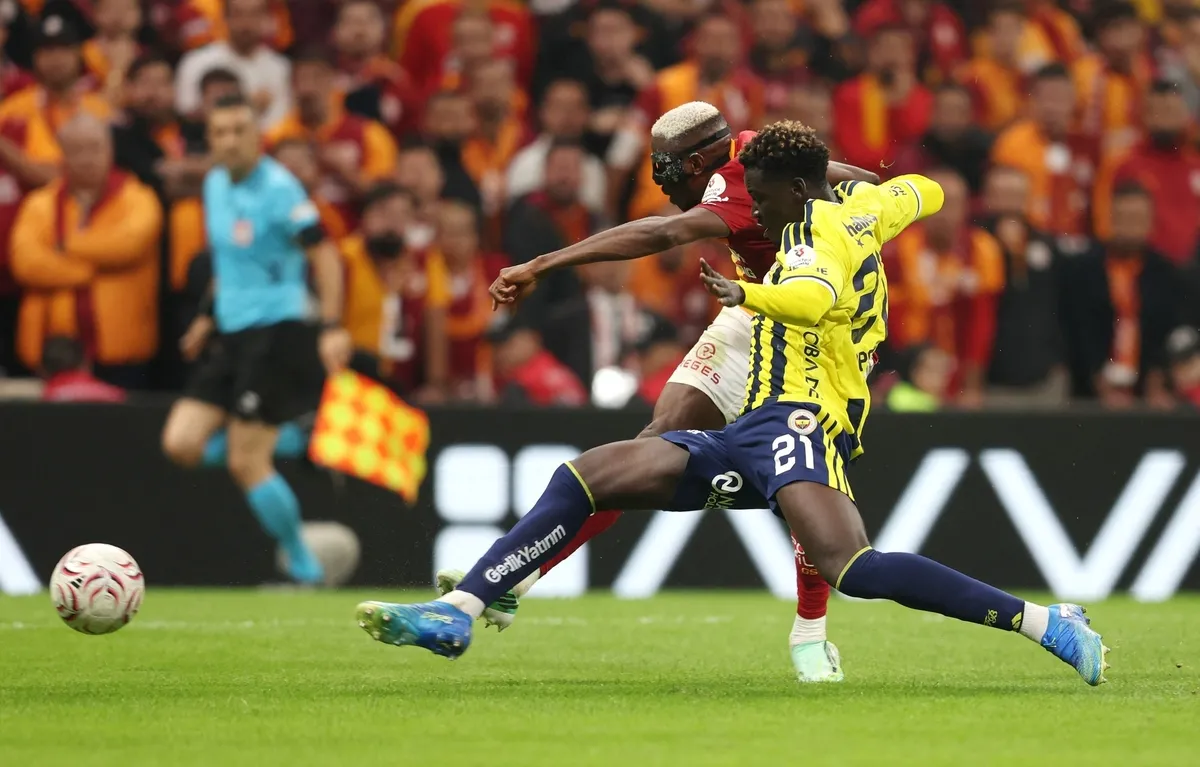 fenerbahcede-kojo-opponga-ilk-11-yolu-acildi-1793178825409.jpg Fenerbahçe'de Kojo Oppong'a ilk 11 yolu açıldı!-4