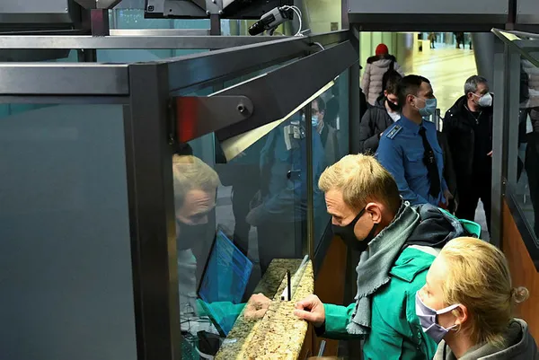 son-dakika-rusyaya-donen-muhalifalekseynavalniy-gozaltina-alindi-destekcileri-de-gozaltina-alinmisti-1610908519809.jpg Son dakika: Rusya'ya dönen muhalif Aleksey Navalnıy gözaltına alındı! Destekçileri de gözaltına alınmıştı-3