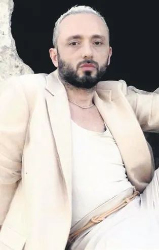 Mabel Matiz’in Toy şarkısının klibinde oynayan dans ekibi isyan etti: 40 derecede aç ve susuz bırakıldık!