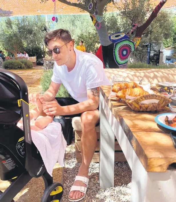 prenses-cesmede-1597191283245.jpeg Arsenalli yıldız Mesut Özil ile oyuncu Amine Gülşe kızları Eda'yla Çeşme tatilinde-2