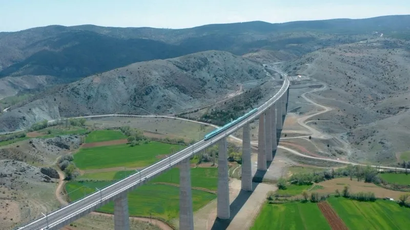 1773647517484.jpeg Ramazan Bayramı'nda YHT’ye 6 ek sefer, 2 bin 898 kişilik ilave kapasite-3