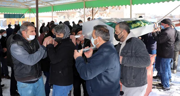 bosanma-asamasindaki-esi-tarafindan-sokak-ortasinda-vahsice-katledildi-5-yil-once-ciftin-cocuklari-eltisi-tara-1643027640580.jpg Boşanma aşamasındaki eşi tarafından sokak ortasında vahşice katledildi! 5 yıl önce çiftin çocukları eltisi tarafından kuyuya atılarak öldürüldü-3